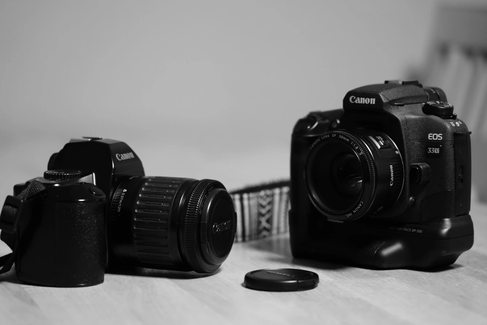 ein schwarz-weiß-Foto zweier analoger Kameras