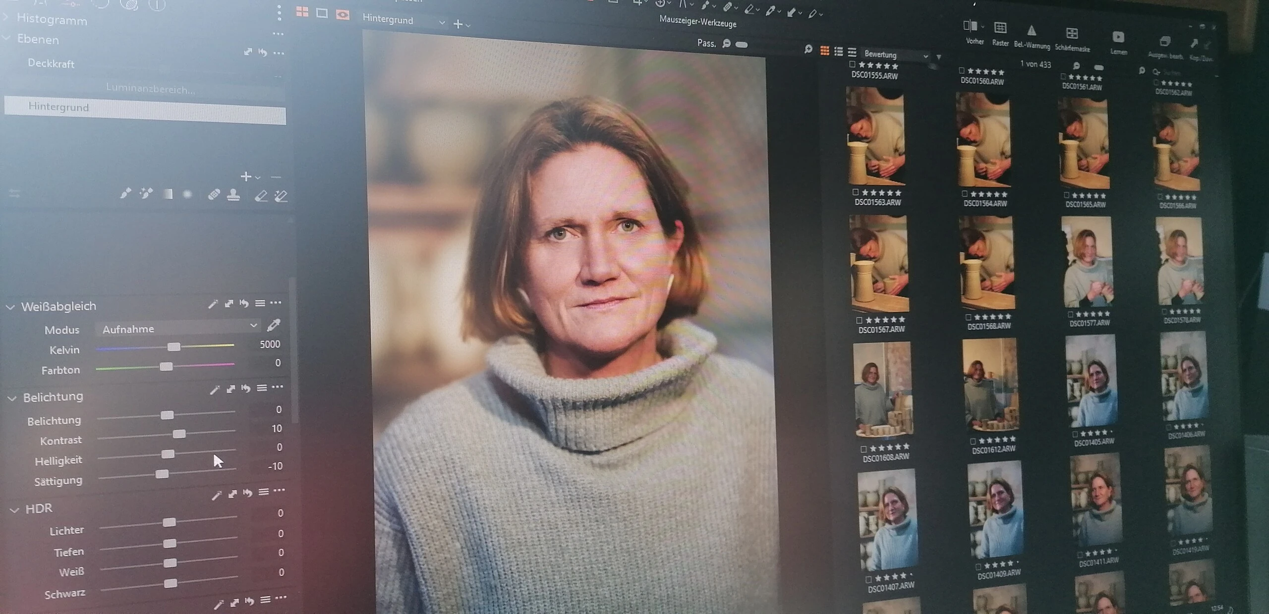 Eine Ansicht eines Computerbildschirms auf dem ein Fotoprogramm zu sehen ist, in dem gerade Fotos einer Frtau im Rollkragen bearbeitet werden.