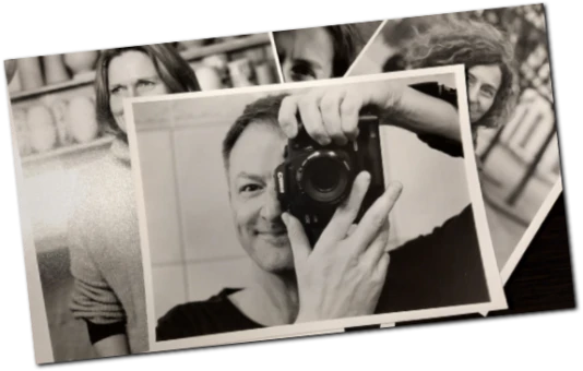 ein paar schwarz-weiß-Fotos mit abgebildeten Personen liegen übereinander