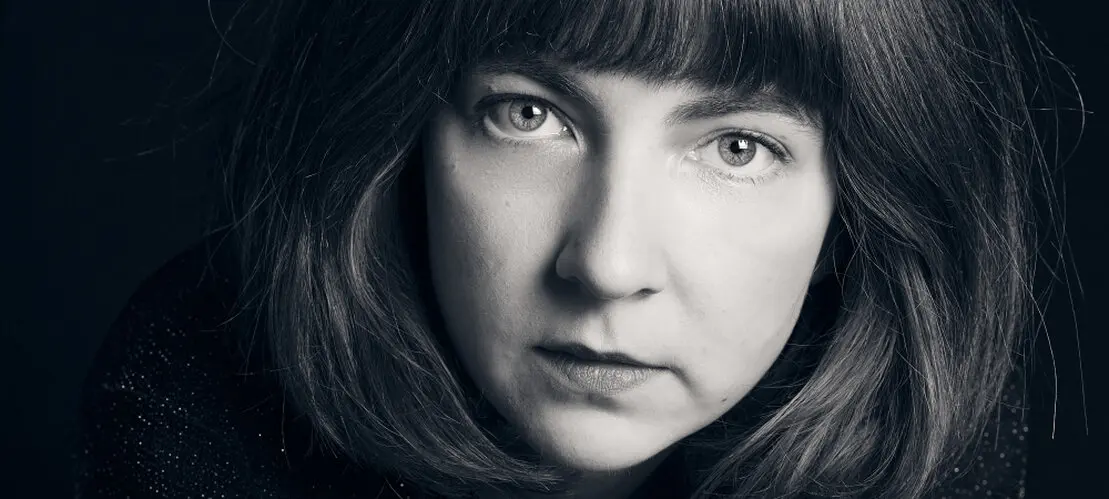 Künstlerportrait einer jungen Frau mit schwarzen Haaren in schwarz-weiß