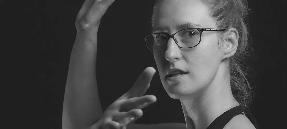 Künstlerportrait einer jungen Frau in schwarz-weiß