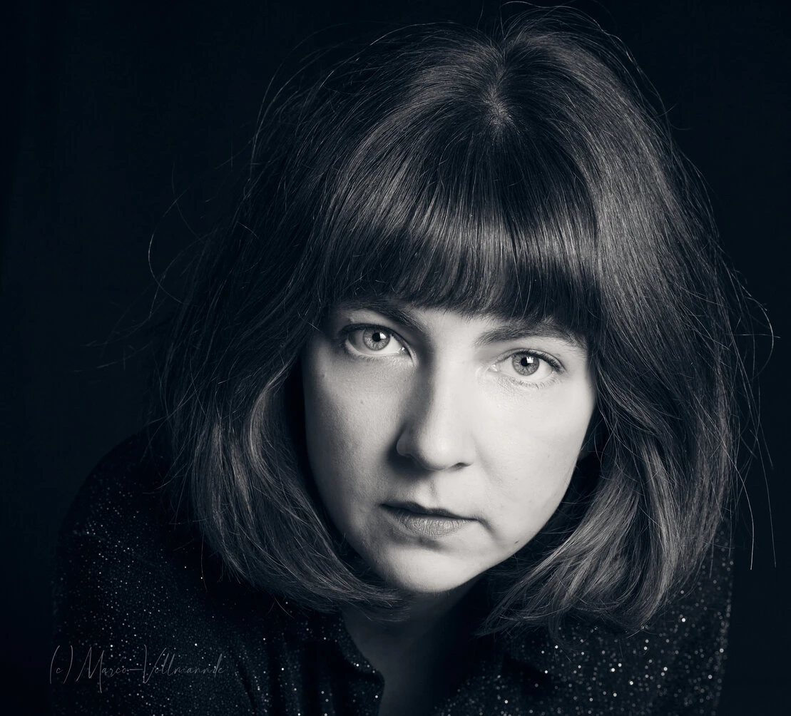 Vier beispielhafte Künstlerportraits in schwarz-weiß