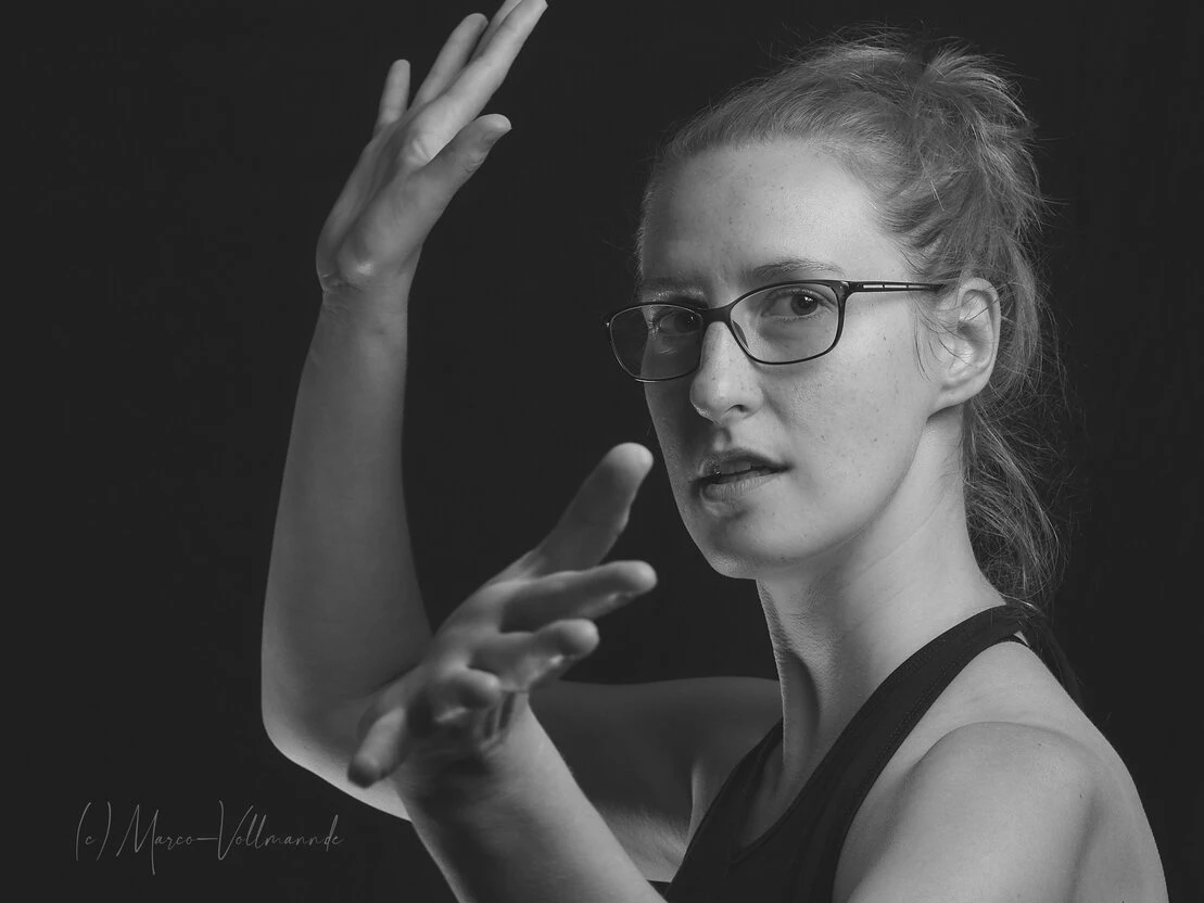 Vier beispielhafte Künstlerportraits in schwarz-weiß