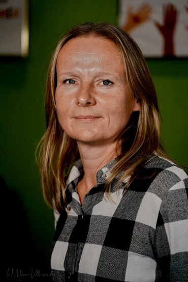 natürliches Porträt einer jungen Frau in Alltagskleidung